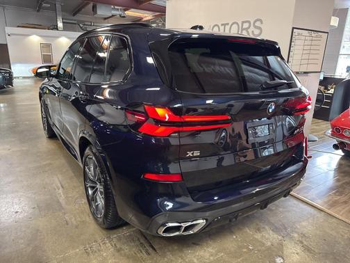 2025 BMW X5 M60i