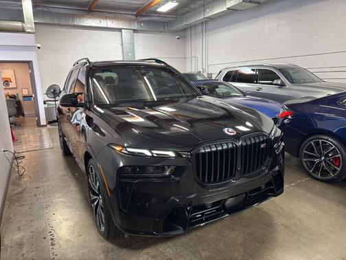 2023 BMW X7 M60i