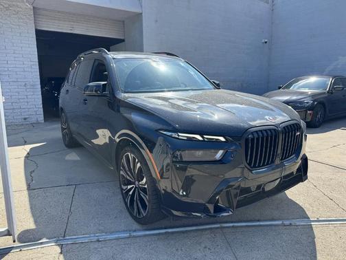 2023 BMW X7 M60i