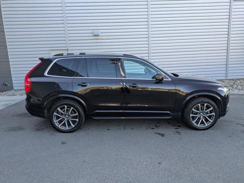 2017 Volvo XC90 T6 Momentum