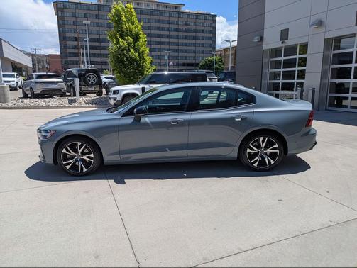 Denim Blue Metallic 2024 Volvo S60 B5 Plus Dark Theme
