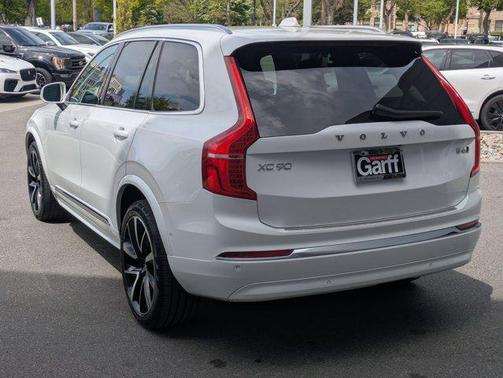 Crystal White Metallic 2023 Volvo XC90 B6 Plus 7-Seater