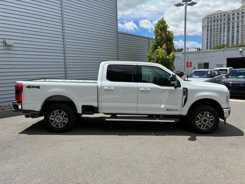 Oxford White 2025 Ford F-250 Lariat