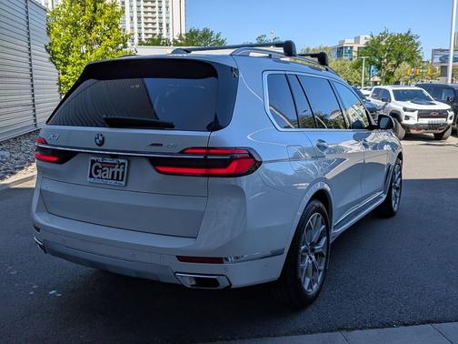 White Metallic 2024 BMW X7 xDrive40i