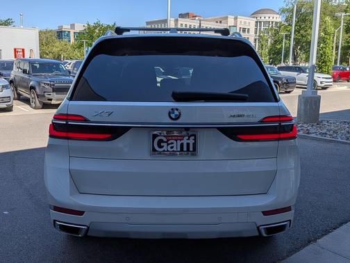 White Metallic 2024 BMW X7 xDrive40i