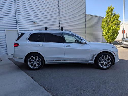 White Metallic 2024 BMW X7 xDrive40i