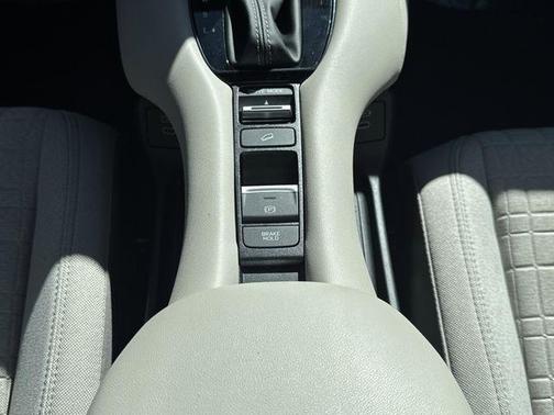 Platinum White Pearl 2024 Honda HR-V LX