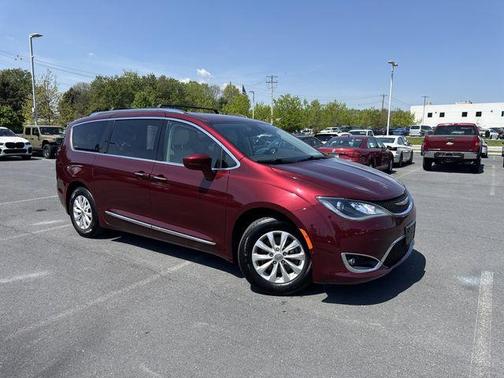 Velvet Red Pearlcoat 2018 Chrysler Pacifica Touring-L