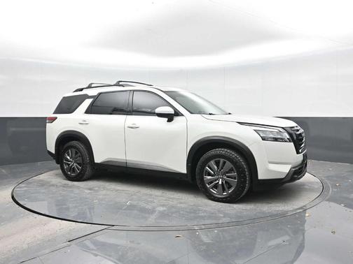 2022 Nissan Pathfinder SV