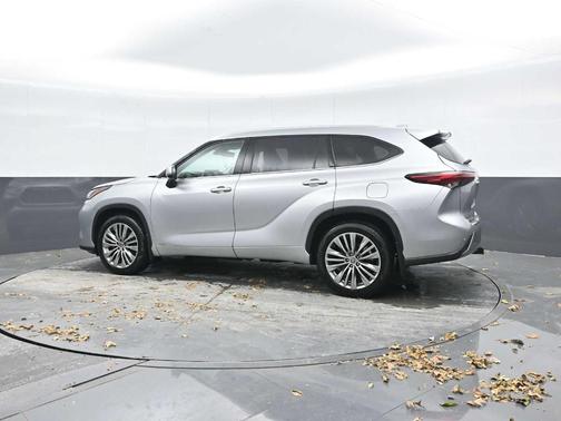2022 Toyota Highlander Hybrid Platinum
