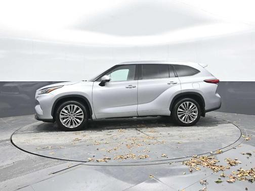 2022 Toyota Highlander Hybrid Platinum