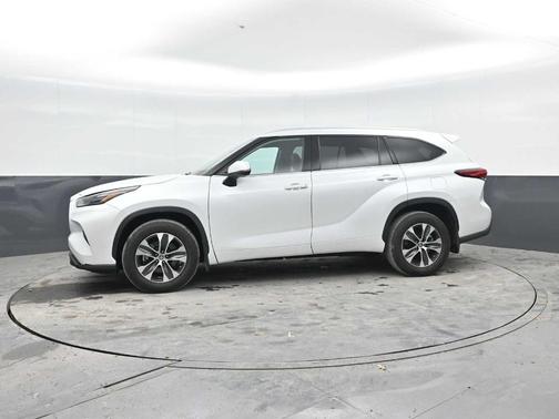 Wind Chill Pearl 2022 Toyota Highlander XLE