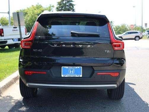 2022 Volvo XC40 T5 Momentum