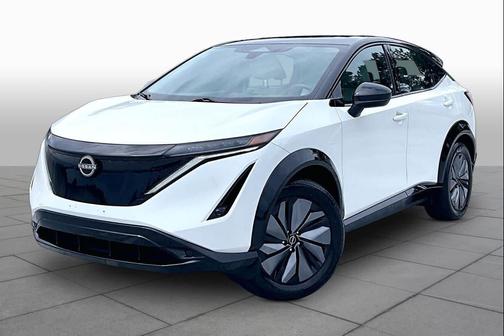 Everest White Pearl Tricoat/Black Diamond Pearl 2023 Nissan ARIYA ENGAGE