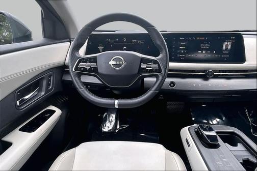 Everest White Pearl Tricoat/Black Diamond Pearl 2023 Nissan ARIYA ENGAGE