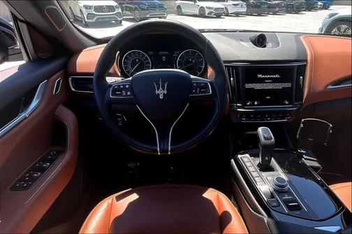 BLACK 2021 Maserati Levante Base