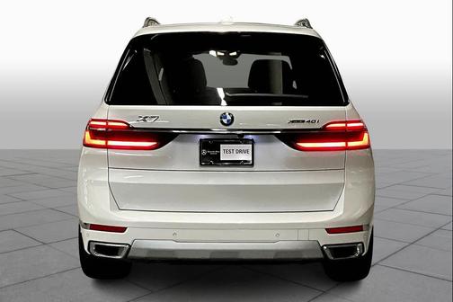 Mineral White Metallic 2024 BMW X7 xDrive40i