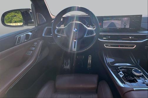 Mineral White Metallic 2025 BMW X7 M60i
