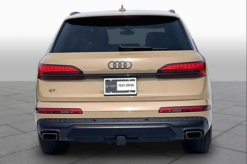Sakhir Gold Metallic 2025 Audi Q7 45 Premium Plus