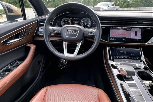Sakhir Gold Metallic 2025 Audi Q7 45 Premium Plus
