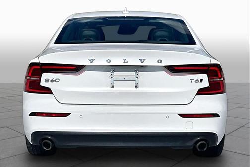Crystal White Pearl Metallic 2020 Volvo S60 T6 Momentum