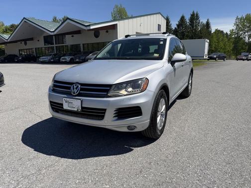 Cool Silver Metallic 2013 Volkswagen Touareg VR6 Sport