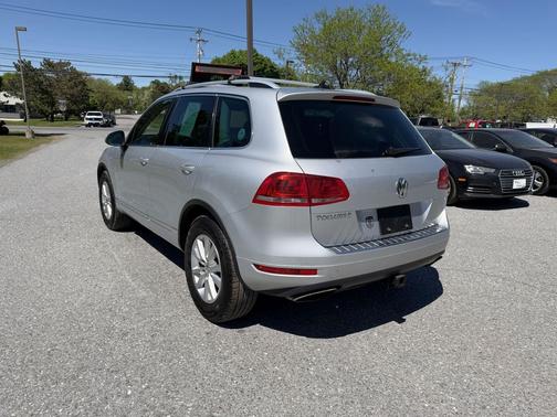 Cool Silver Metallic 2013 Volkswagen Touareg VR6 Sport