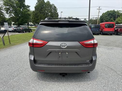 2018 Toyota Sienna LE