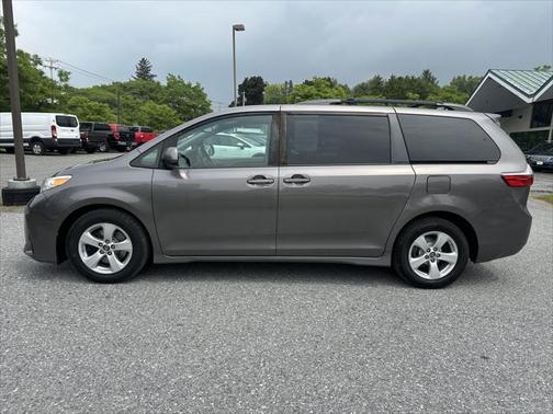 2018 Toyota Sienna LE
