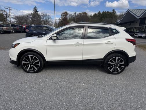 Pearl White Tricoat 2019 Nissan Rogue Sport SL