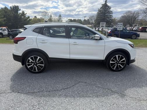 Pearl White Tricoat 2019 Nissan Rogue Sport SL