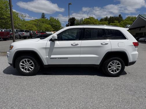 Bright White Clearcoat 2018 Jeep Grand Cherokee Laredo E
