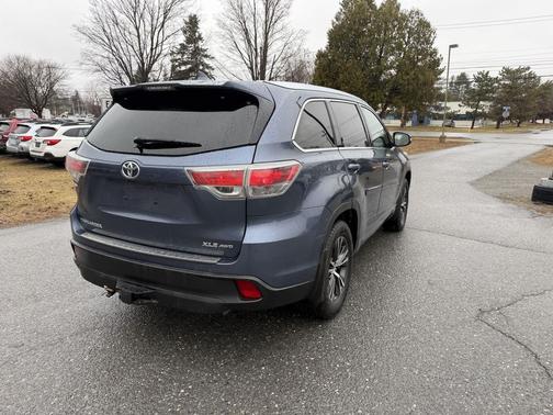 Blue 2016 Toyota Highlander XLE