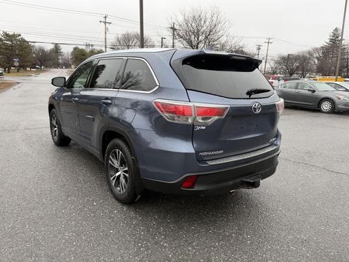Blue 2016 Toyota Highlander XLE