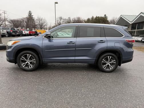 Blue 2016 Toyota Highlander XLE