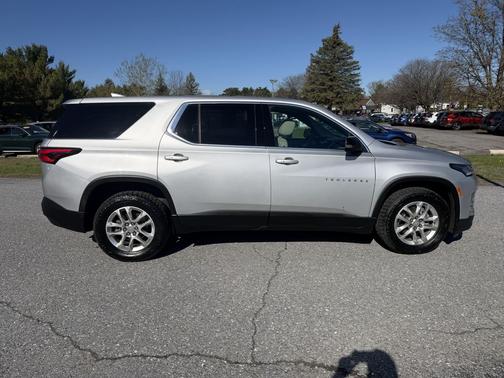 Silver Ice Metallic 2022 Chevrolet Traverse LS