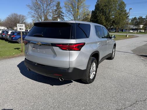 Silver Ice Metallic 2022 Chevrolet Traverse LS