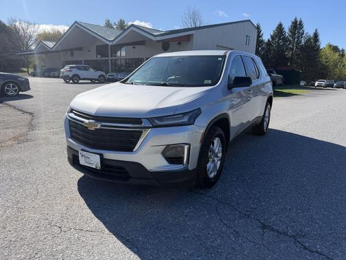 Silver Ice Metallic 2022 Chevrolet Traverse LS