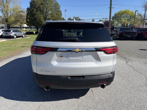 Silver Ice Metallic 2022 Chevrolet Traverse LS