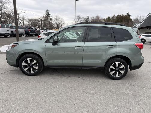 Jasmine Green Metallic 2018 Subaru Forester 2.5i Premium