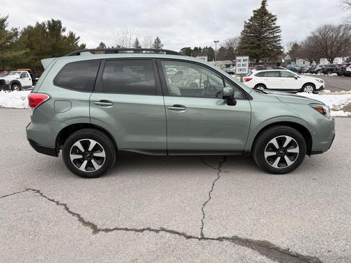 Jasmine Green Metallic 2018 Subaru Forester 2.5i Premium