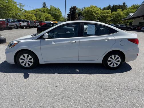 Chalk White 2017 Hyundai Accent SE