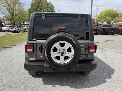 Granite Crystal Metallic Clearcoat 2018 Jeep Wrangler Unlimited Sahara