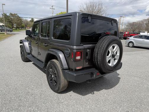 Granite Crystal Metallic Clearcoat 2018 Jeep Wrangler Unlimited Sahara