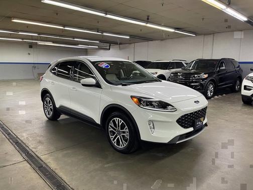 STAR WHITE METALLIC TRI-COA 2022 Ford Escape SEL