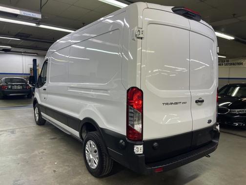 2024 Ford Transit-250 148 WB MEDIUM ROOF CARGO