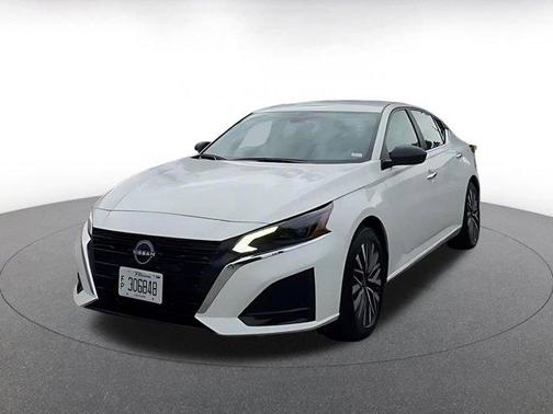 Glacier White 2025 Nissan Altima SV FWD