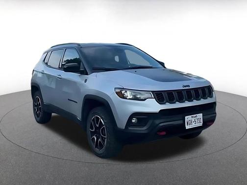 Silver Zynith Metallic Clearcoat 2025 Jeep Compass Trailhawk