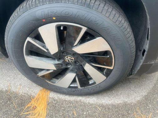 2025 Volkswagen Atlas Cross Sport 2.0T SE w/Technology 4MOTION