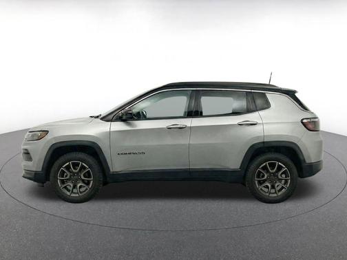Silver Zynith Metallic Clearcoat 2025 Jeep Compass Trailhawk